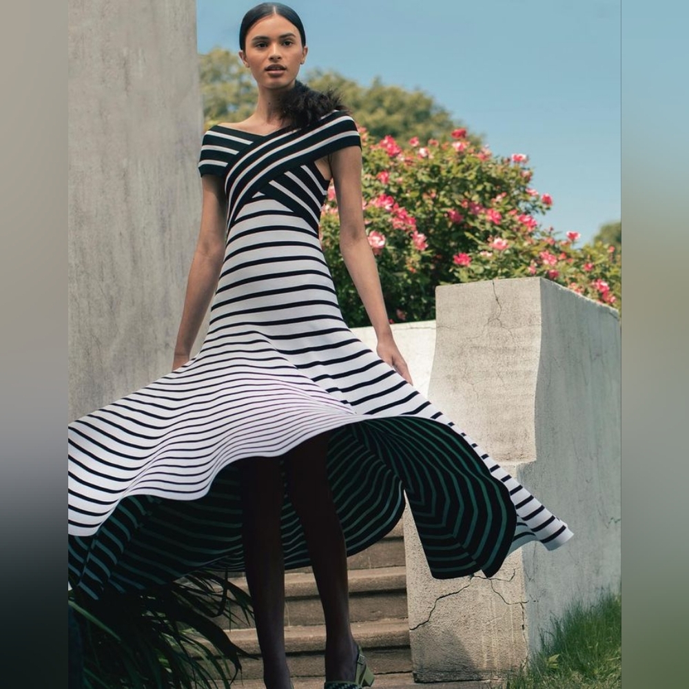 *$5,000 CAROLINA HERRERA WHITE BLACK OF THE SHOULDER STRIPED RUNW MIDI DRESS M